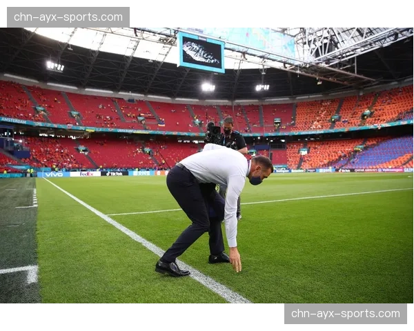 特写：姆巴佩主罚点球前，王子公园球场瞬间寂静