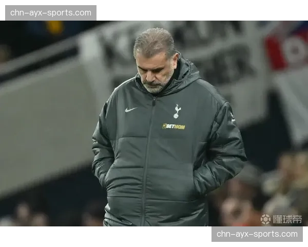 终场绝平后，热刺球员瘫坐草地，15轮不胜的沉重压力