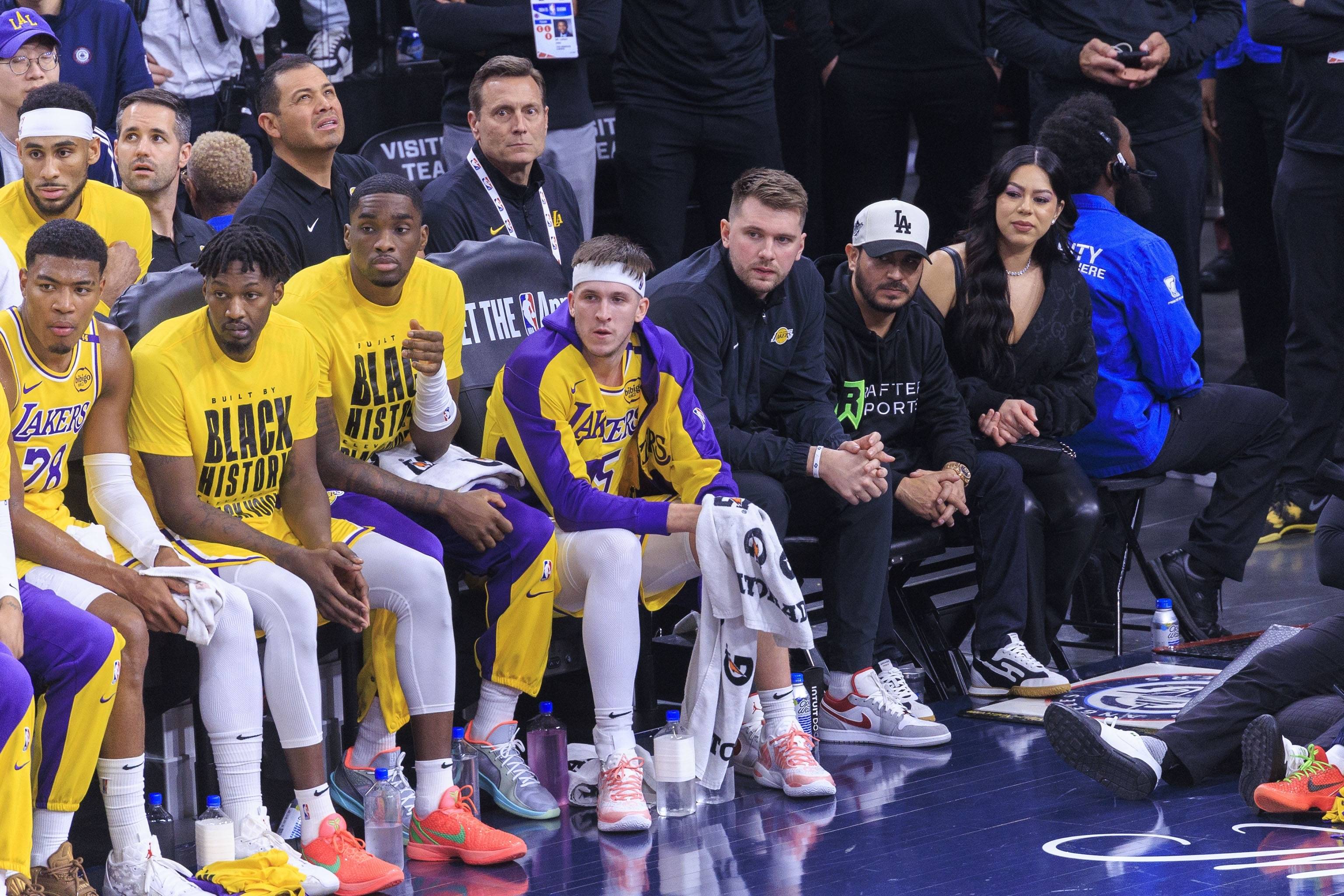 NBA球星在社交媒体上秀恩爱，引发热议