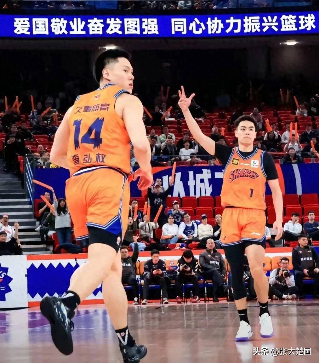 上海男篮成功晋级八强，逐梦冠军