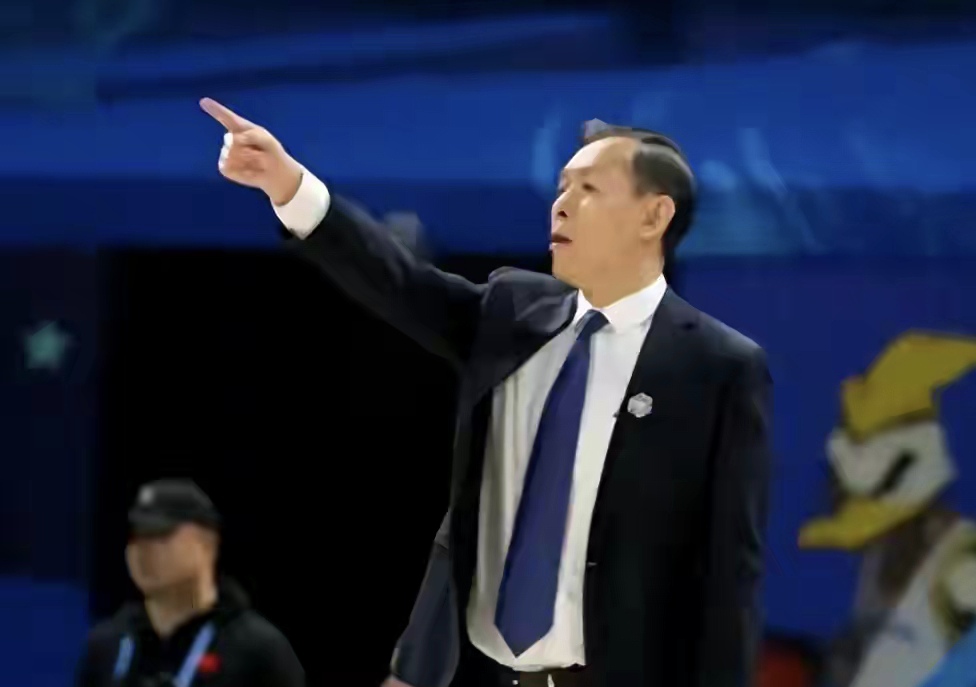 关于双方对决场上硝烟弥漫，胜负悬念引人瞩目的信息