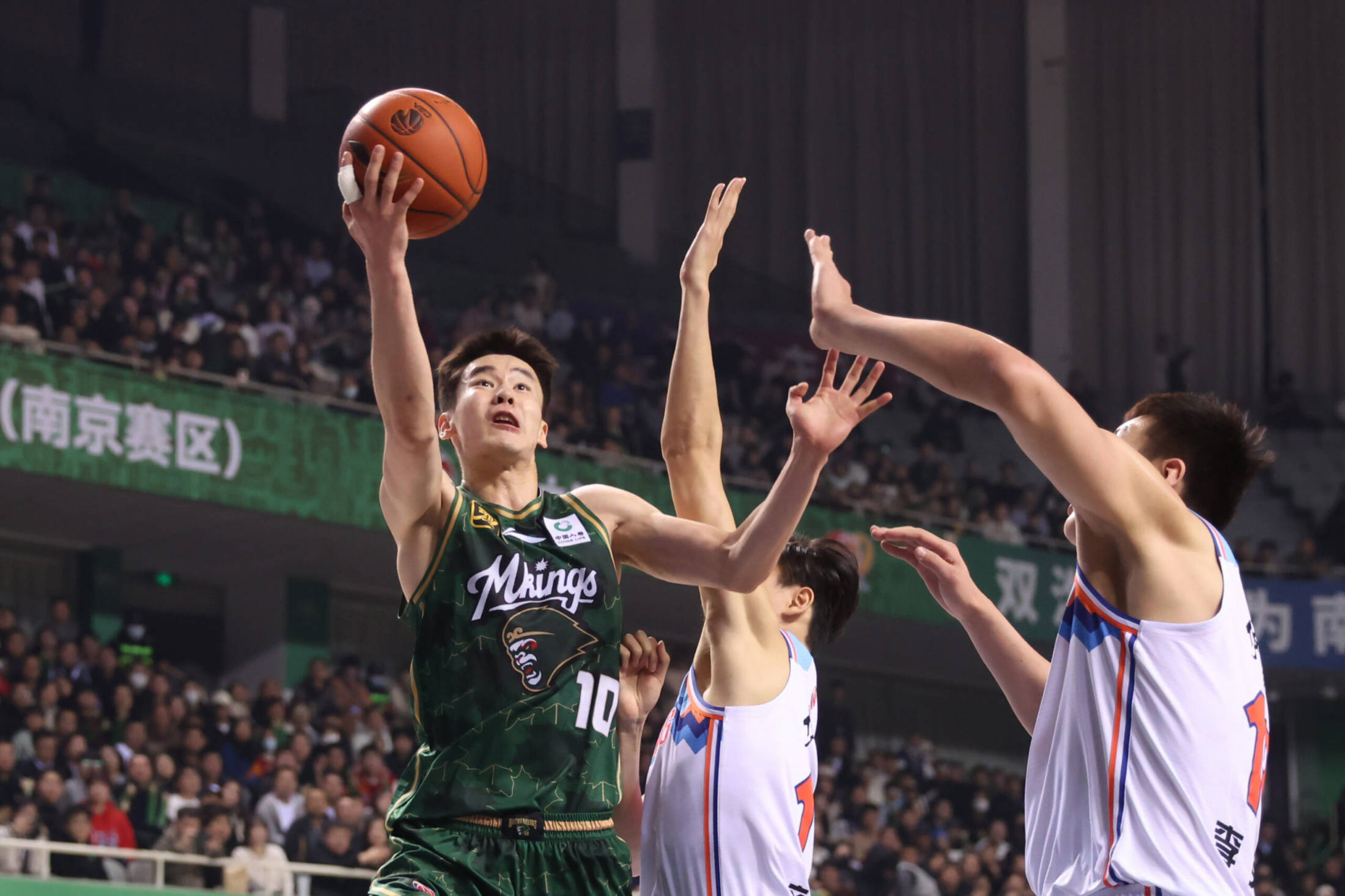 关于河南男篮与辽宁男篮对决，球场激烈氛围高涨的信息