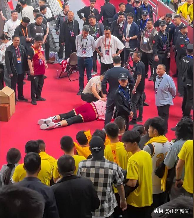 主力球员受伤下场，球队困难重重