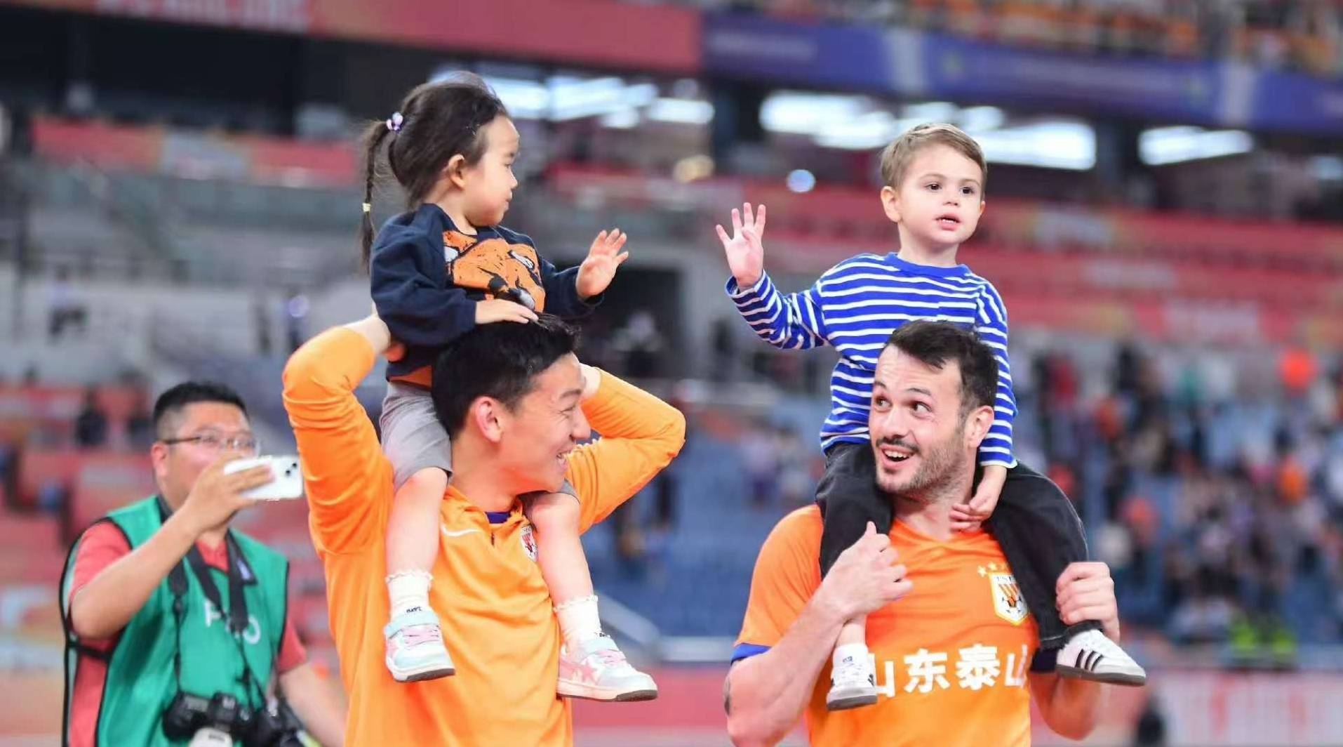 关于鲁能主场大胜华夏幸福，全球球迷瞩目对决的信息